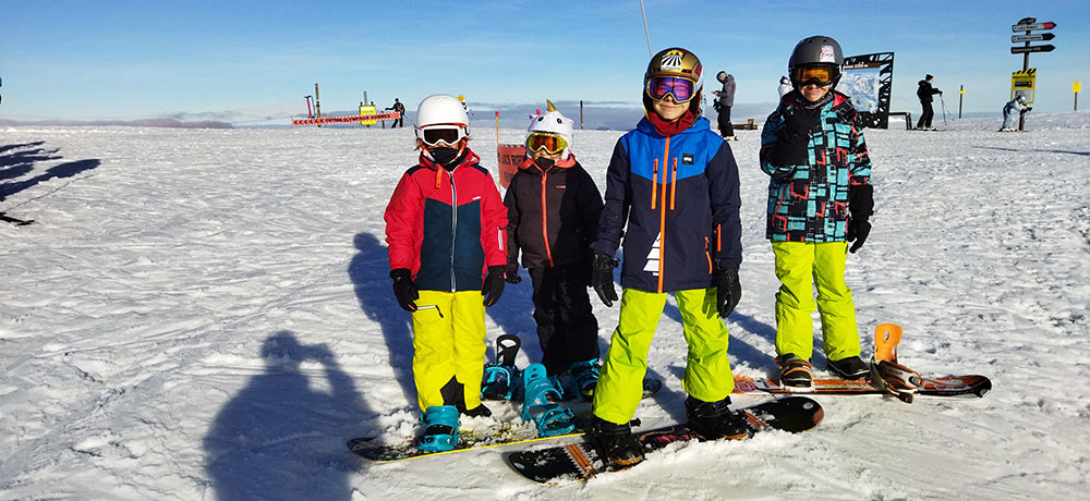 cours de snowboard enfants, avec le sourire