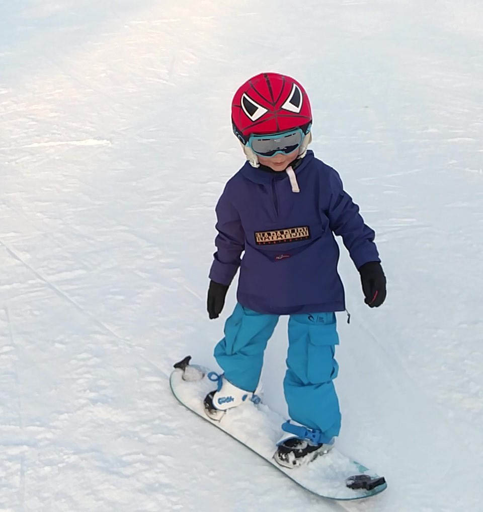 Gabriel bessy en plein cours de snowboard junior, sur la zone d'initiation